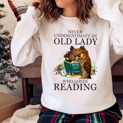 never underestimate an old lady who loves reading shirt Sweater shirt